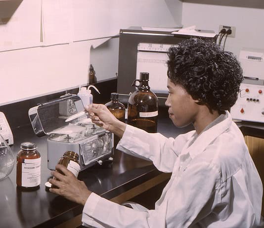 Warum du eine Chemikant Ausbildung in Betracht ziehen solltest Photo Chemical laboratory