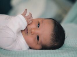 Photo Breastfeeding and medication: "Mother holding baby"