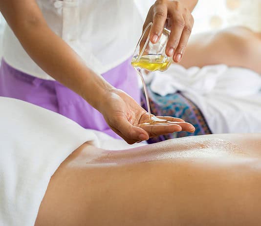 Masseur Ausbildung: Alles, was du wissen musst Photo Massage table