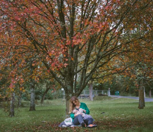 Brustmassage beim Stillen: Tipps für dich Photo Breastfeeding massage