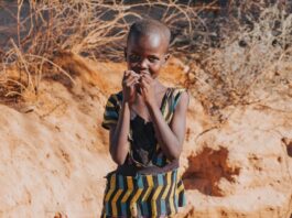 ADHS Bindungsstörung: Wie du damit umgehen kannst Photo Child with therapist