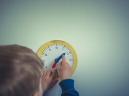 Alles über frühkindlichen Autismus: Was du wissen solltest Photo Child with therapist