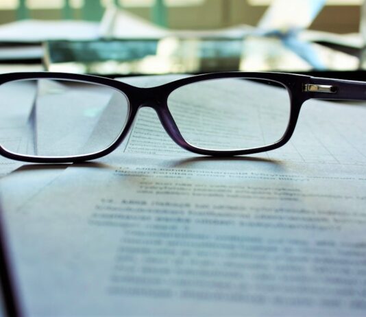 Wie du mit Lese-Schreibschwäche umgehen kannst Photo Reading glasses