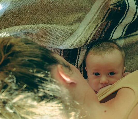 Wie du dein Baby in den Schlaf stillst Photo Mother breastfeeding