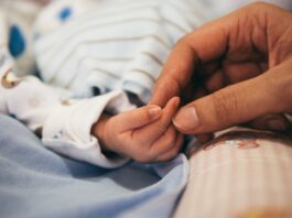 Die süßesten Babysprüche für dich Photo Cute baby in onesie