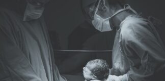 Alleingeburt: Warum Du Dich für eine Geburt ohne medizinische Hilfe entscheiden könntest Photo Home birth