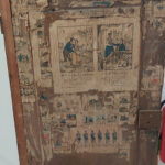  Mit Bilderbögen beklebte Tür