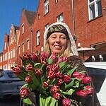 Blumenstrauß mit Tulpen vor roten Backsteinhäusern